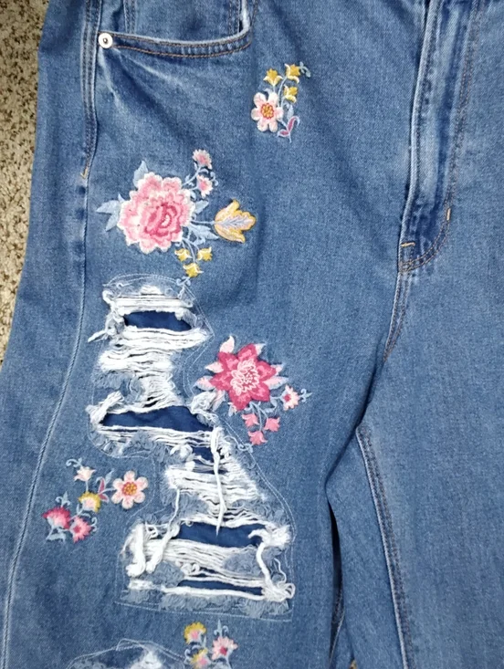 3920 Size 18 American Eagle Outfitters Distressed Jeans with Floral Embroidery - Picture 4 of 7